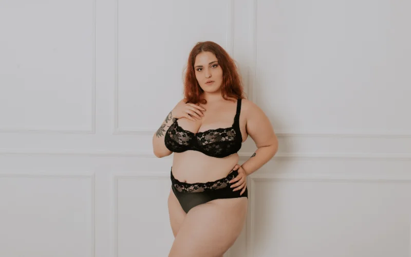 Photographer connecting naturally with plus size boudoir client during portrait session