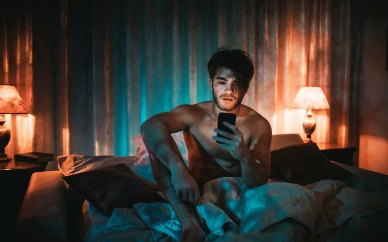 Creative male boudoir photography using illusion and shadows to create artistic body contours