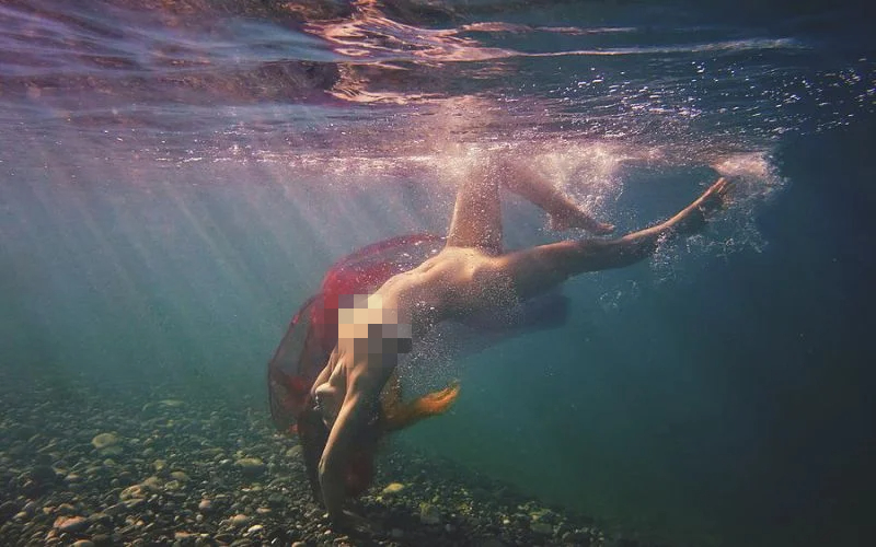 underwater nude photography