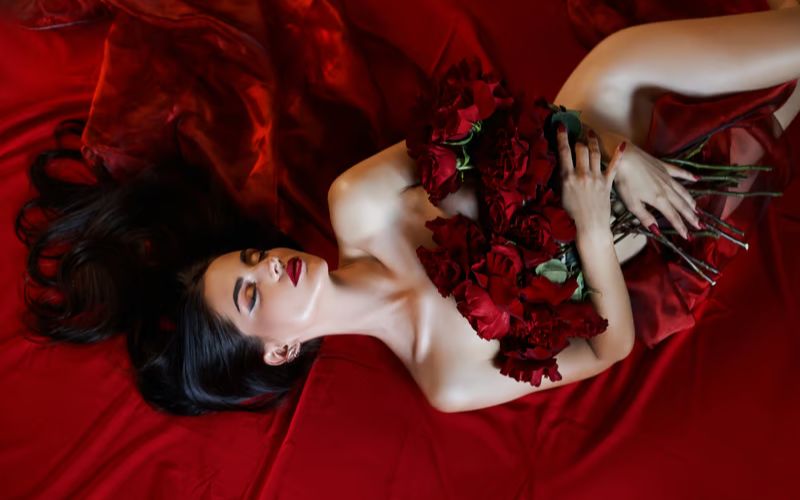 romantic outdoor shoot ideas, playful Valentine’s Day photos, photography for couples, Valentine’s Day photo props
