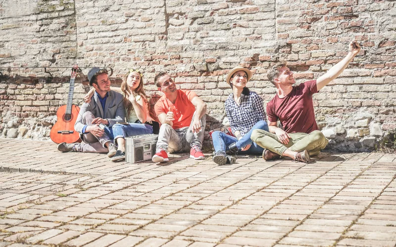 capture people while sitting and chatting