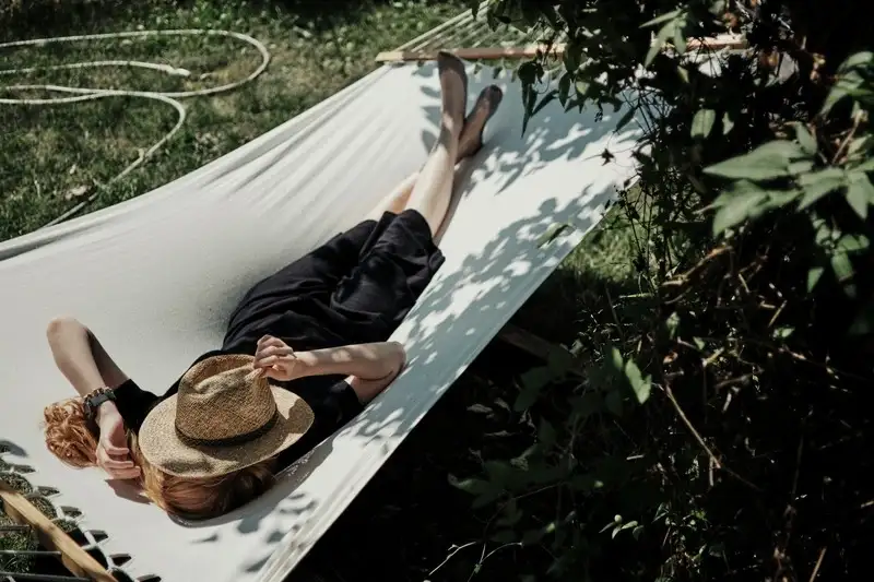 Backyard hammock summer photoshoot with relaxed aesthetic vibes
