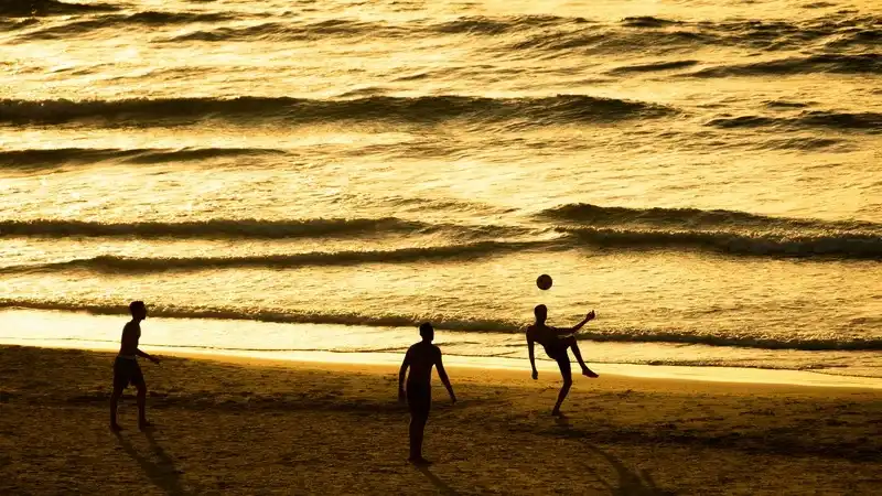 Fun beach photoshoot ideas for family in summer