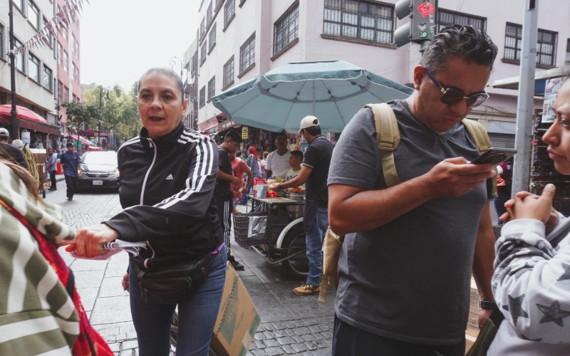 Follow a photography workflow tutorial in this street photography course to capture sharp, well-timed images while you shoot in the sun.